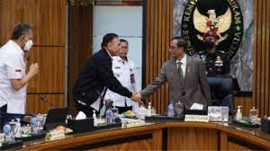 Menko Polhukam Mahfud MD (kanan) bersalaman dengan Ketua Umum PSSI Mochamad Iriawan. dok. timnas.co. Untuk Gulirkan Lagi Liga Sepak Bola Indonesia, Ini Syarat yang Harus Dipenuhi PSSI