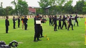Rekonstruksi Tragedi Kanjuruhan yang digelar di lapangan Mapolda Jatim, Rabu 19 Oktober 2022. Tribunnews. Tragedi Kanjuruhan Tewaskan 132 Jiwa, Perintah Tembak Gas Air Mata dari AKP Has Darmawan