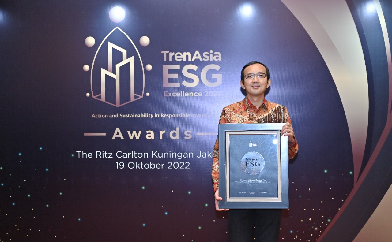 Chief of Strategy SIG, Antonius Ardian Bermana membawa piagam penghargaan TrenAsia ESG Excellence Awards 2022 di The Ritz-Carlton, Jakarta, Rabu (19/10/2022). dok. ist. SIG Raih Penghargaan TrenAsia ESG Excellence Awards 2022 dari TrenAsia.Com