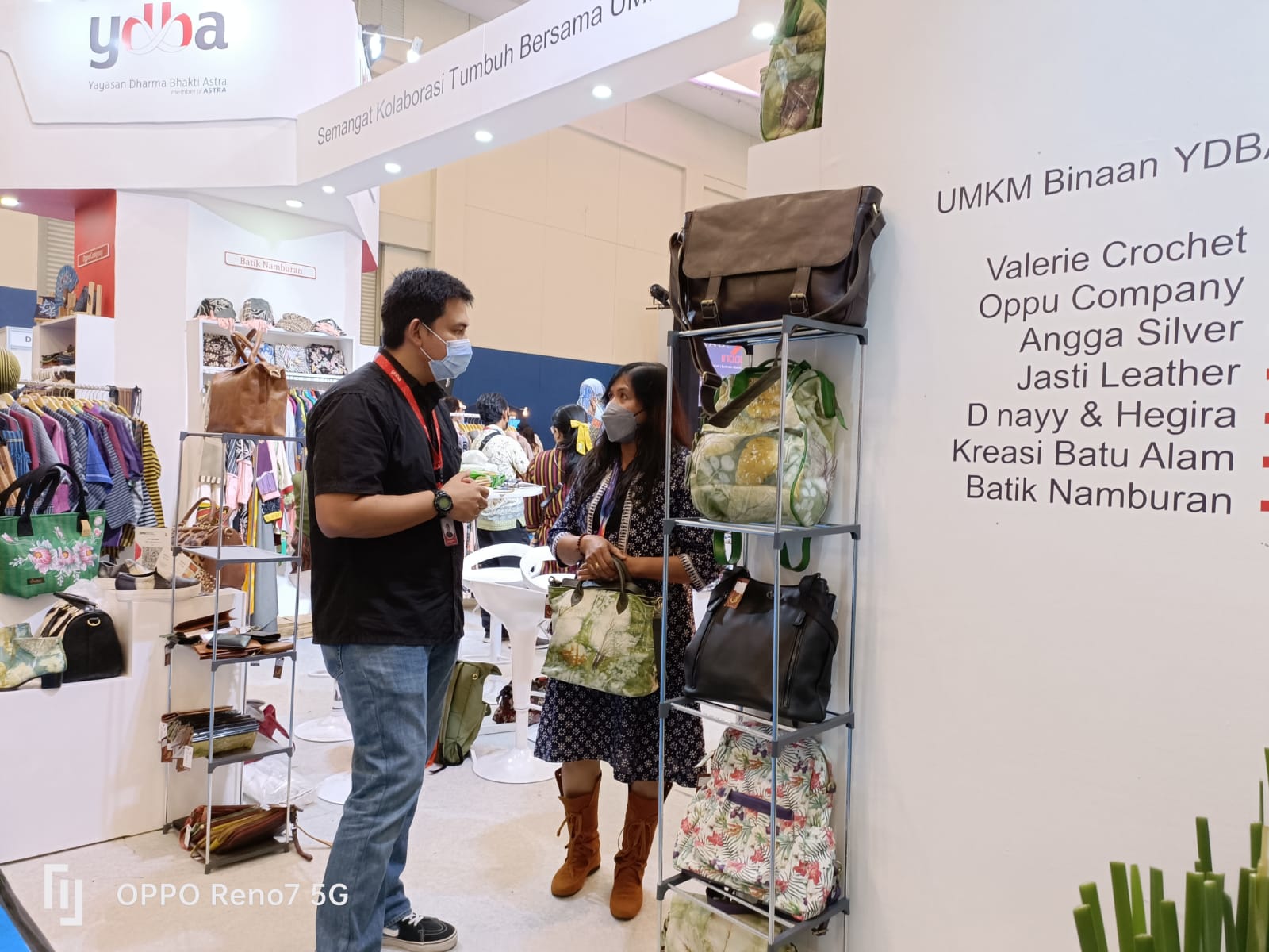 Dept. Head Training & Mentoring Yayasan Dharma Bhakti Astra (YDBA), Aloysius Daniel Harbianto (kiri) saat berinteraksi dengan Abigail, Pemilik UMKM binaan YDBA dari Yogyakarta, Jasti Leather (kanan) di booth YDBA dalam pameran Trade Expo Indonesia (TEI) 2022. Tujuh UMKM Binaan YDBA Ikut dalam Pameran Trade Expo Indonesia (TEI) 2022