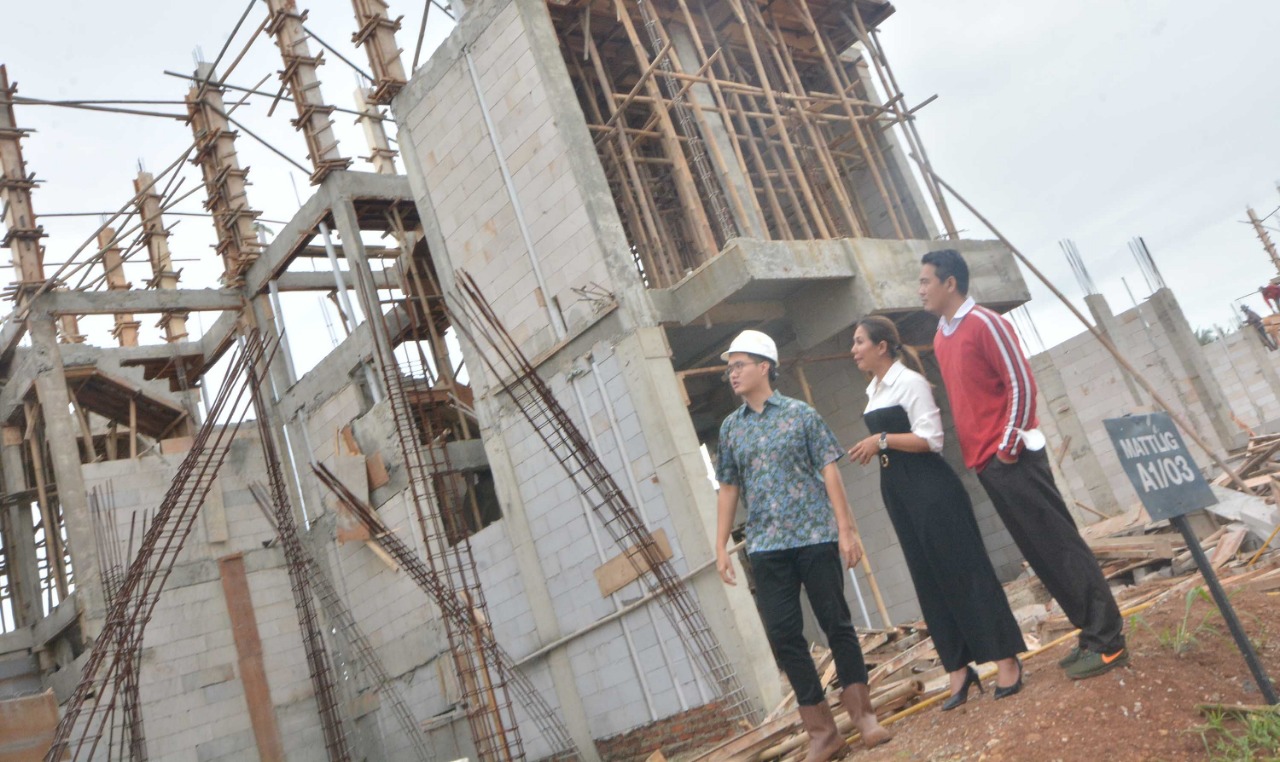 Aldo Daniel, Managing Director Synthesis Huis menjelaskan kepada calon konsumen terkait progres percepatan pembangunan kawasan hunian Synthesis Huis, Senin (24/10/2022). dok. ist. Progres Pembangunan Unit Hunian Synthesis Huis di Jakarta Timur, Masuki Tahap Konstruksi