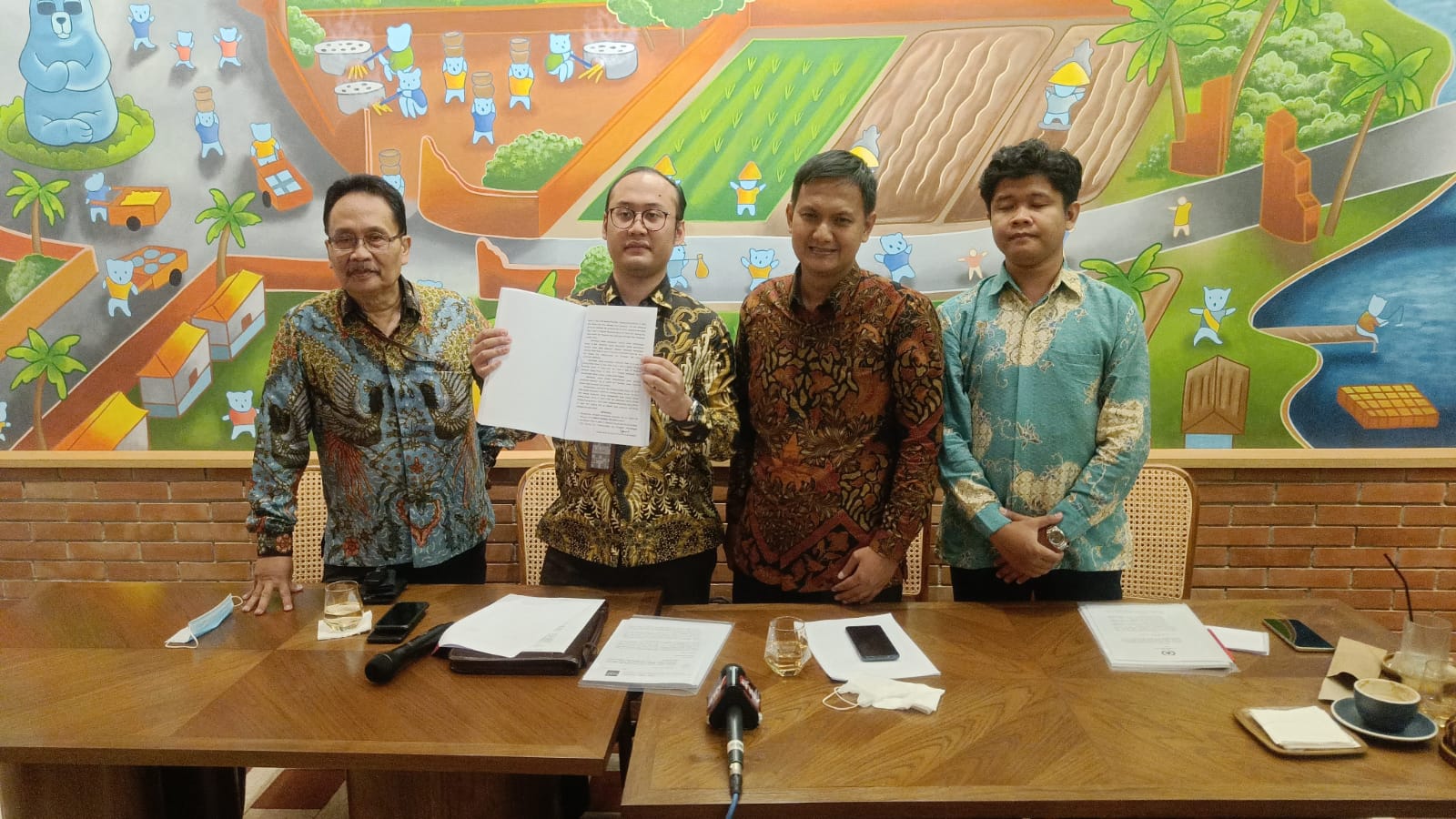 Kiri ke kanan: Suryadi Utomo, S.H. (Senior Partner GAP Law Firm), Gede Aditya Pratama, S.H., LL.M. (Managing Partner GAP Law Firm), Yogi Hadi Ismanto (Direktur Lombok TV), Anthony Febriawan, S.H. (Associate GAP Law Firm). dok. ist. Pasca Putusan MA, TV Tidak Dapat Lagi Bersiaran Digital dengan Sewa Slot Multipleksing