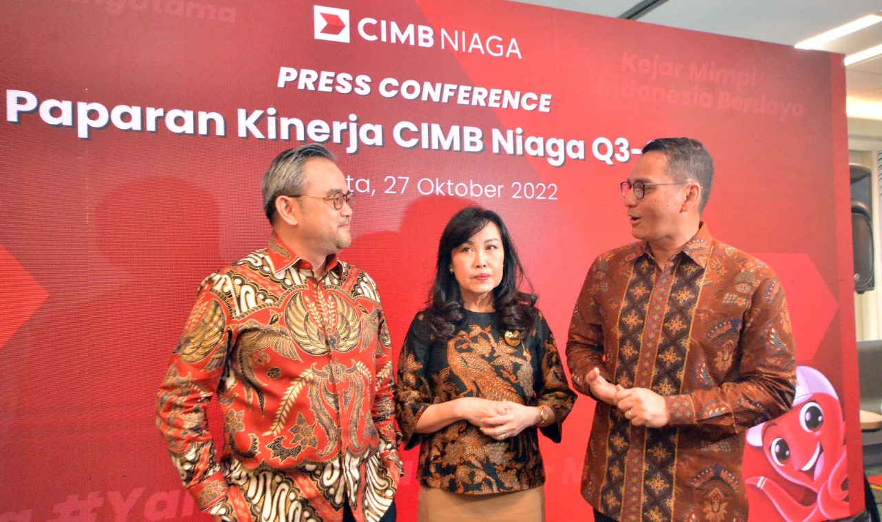 Presiden Direktur CIMB Niaga Lani Darmawan (tengah) berbincang bersama Direktur Strategy, Finance & SPAPM CIMB Niaga Lee Kai Kwong (kiri) dan Head of Marketing, Brand and Customer Experience CIMB Niaga Toni Darusman (kanan) sesaat sebelum Press Conference Paparan Kinerja Q3-2022 CIMB Niaga di Jakarta, Kamis (27/10/2022). dok. ist. Raih Kinerja Solid, CIMB Niaga Paparkan Pencapaian Q3-2022