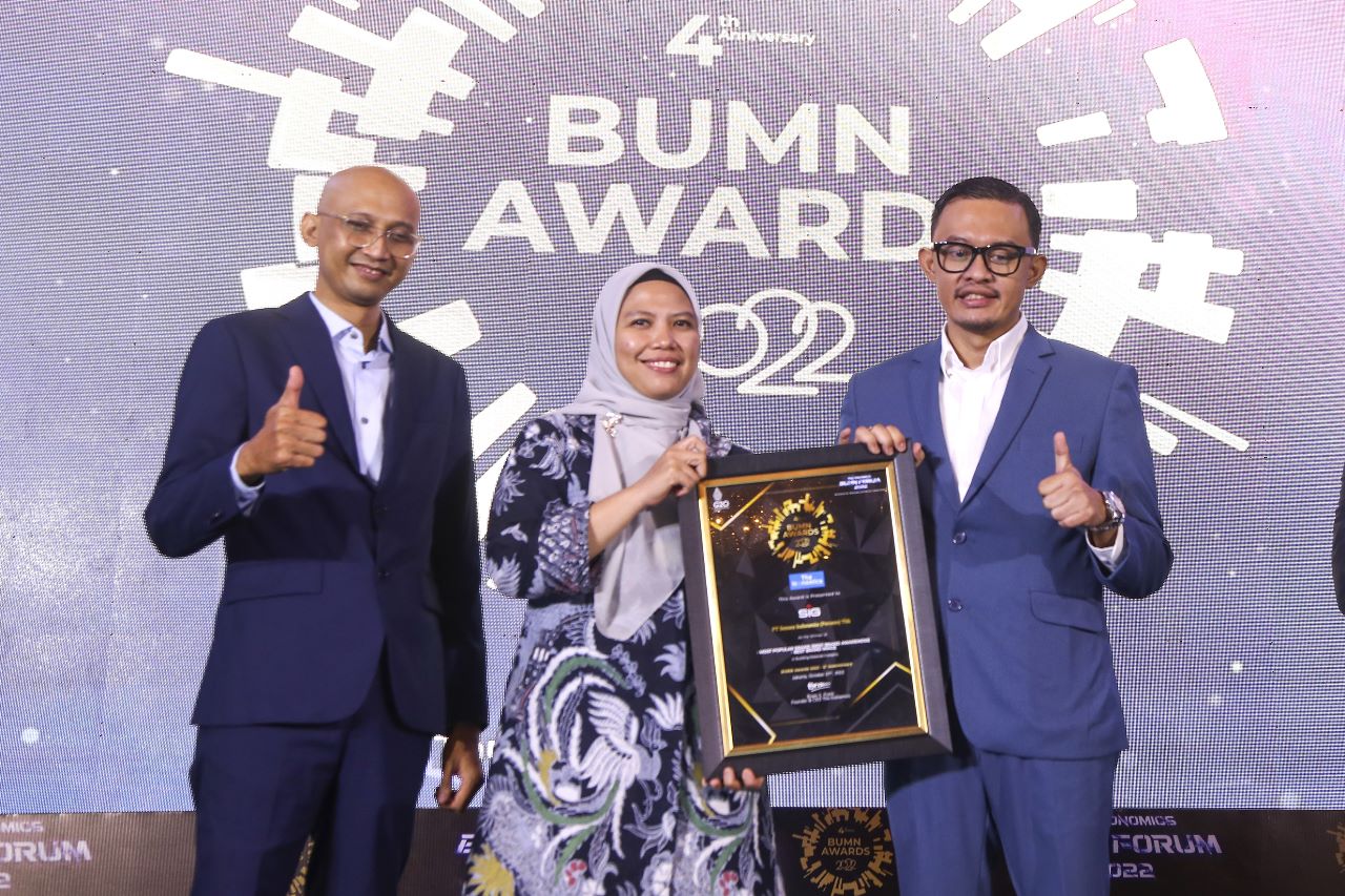 General Manager of Investor Relations SIG, Febriandita Kusuma (tengah) menerima piagam penghargaan dari Founder & CEO The Iconomics, Bram S. Putro (kanan) pada ajang BUMN Awards 2022 dalam rangkaian dari acara The Iconomics BUMN Forum 2022, di Le Meridien Hotel, Jakarta, Kamis (27/10/2022). dok. ist. SIG Raih Tiga Penghargaan pada Ajang BUMN Awards 2022 dari The Iconomics