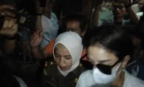 Nikita Mirzani (kaca mata hitam). dok. SINDOnews. Dari Rutan Serang Banten, Nikita Mirzani Traktir Pizza Seluruh Penghuni Rumah Tahanan