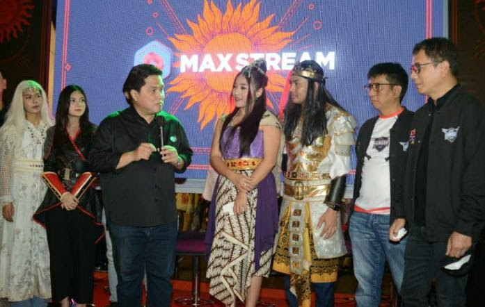 Direktur Utama Telkomsel Hendri Mulya Syam bersama Menteri BUMN Erick Thohir, dan Komisaris Utama Telkomsel Wishnutama Kusubandio, berfoto bersama pemenang utama DG Con 2022 , di Jakarta, Minggu malam (30/10/2022).(Foto:: Endang Muchtar) Gelar Festival DG Con 2022, Telkomsel Gunakan Teknologi Metaverse