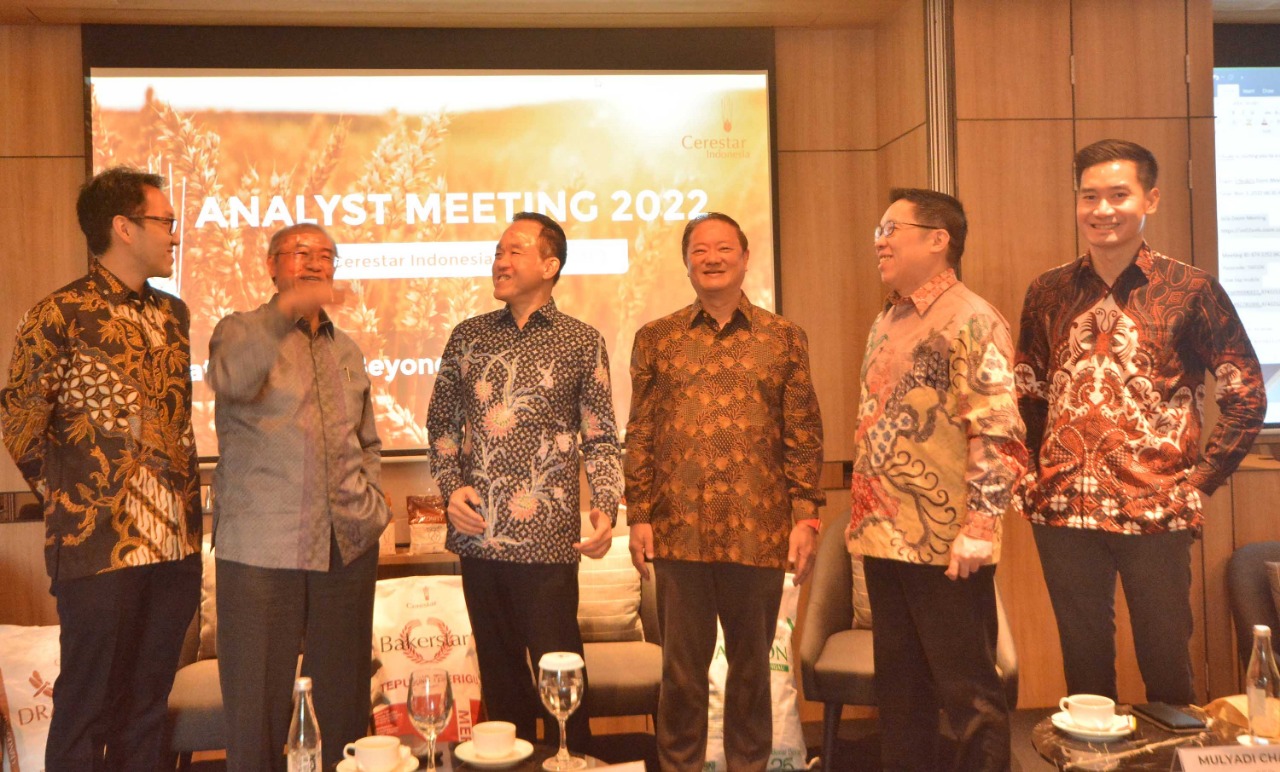 (Ki-Ka): Kevin S. Widjaja (Direktur), Indra Irawan (Direktur Utama), Hondro Widjaja (Komisaris Utama), Nick Ooi Eng Hooi (Direktur), Mulyadi Chandra (CFO dan Sekretaris Perusahaan), Krisna Junio Chandra (Finance & Accounting). dok. ist. Cerestar Indonesia (TRGU) Targetkan Kenaikan Laba Bersih di Atas 100 Persen