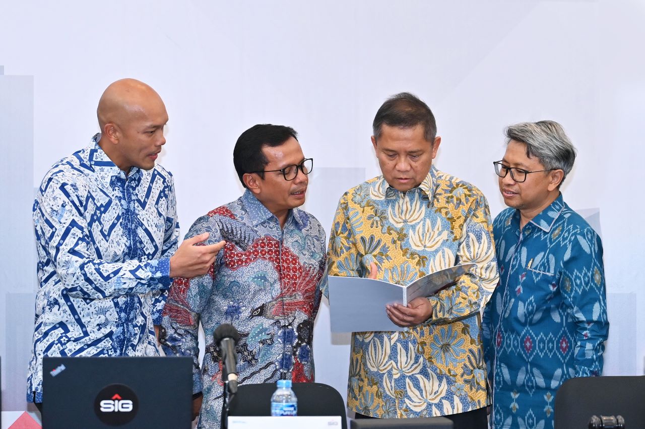 Dari kiri:Direktur keuangan dan Manajemen Risiko SIG Andriano Hosny Panangian, Direktur Utama Donny Arsal, Komisaris Utama Rudiantara, Komisaris Astera Primanto Bhakti, berbincang usai RUPSLB 2022, Jumat, 4 November 2022. dok. ist. RUPSLB 2022, SIG Peroleh Persetujuan Untuk Terbitkan 1,07 Miliar Saham Baru