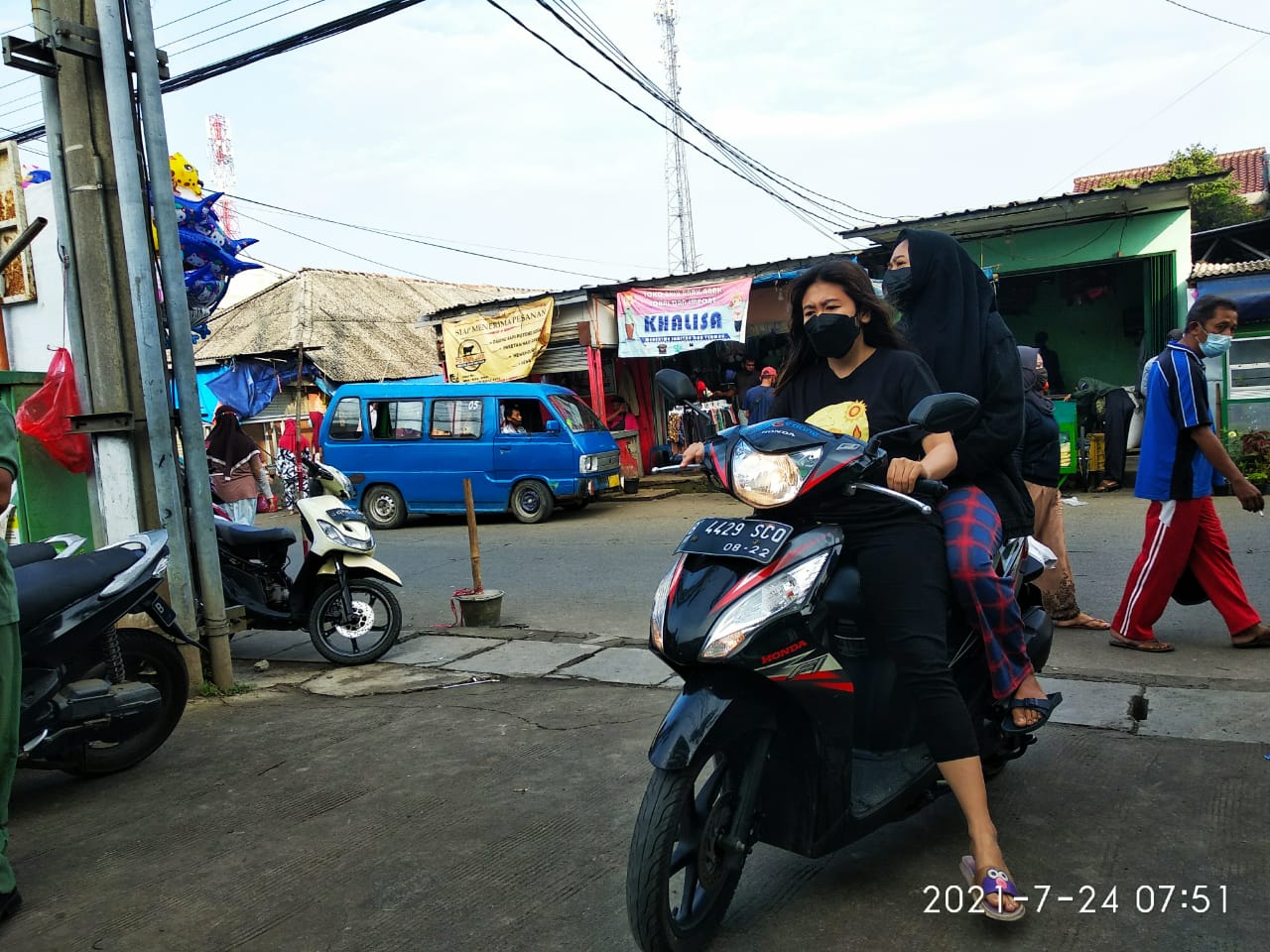 Masker Covid-19 warga di ruang publik. Dok. EmitenNews.com. Varian XBB Dorong Kenaikan Kasus Covid-19, Pemerintah Imbau Tetaplah Prokes