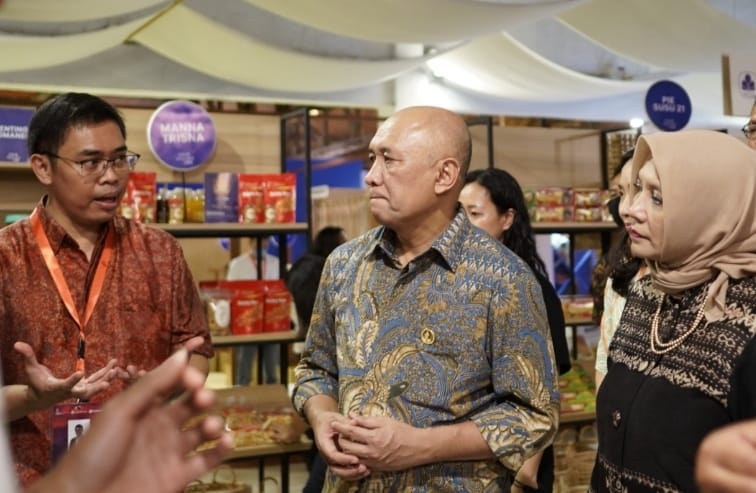Menteri Koperasi dan UMKM Teten Masduki (tengah) bersama EVP Transaction Banking Business Development BCA I Ketut Alam Wangsawijaya meninjau area BCA di Pasar Nusa Dua, Bali Collection, Kawasan ITDC Nusa Dua, Bali, Jumat (11/11/2022). dok. ist. KTT G20 Bali: Bangga Produk Dalam Negeri, BCA Promosikan Produk Lokal dan UMKM Indonesia