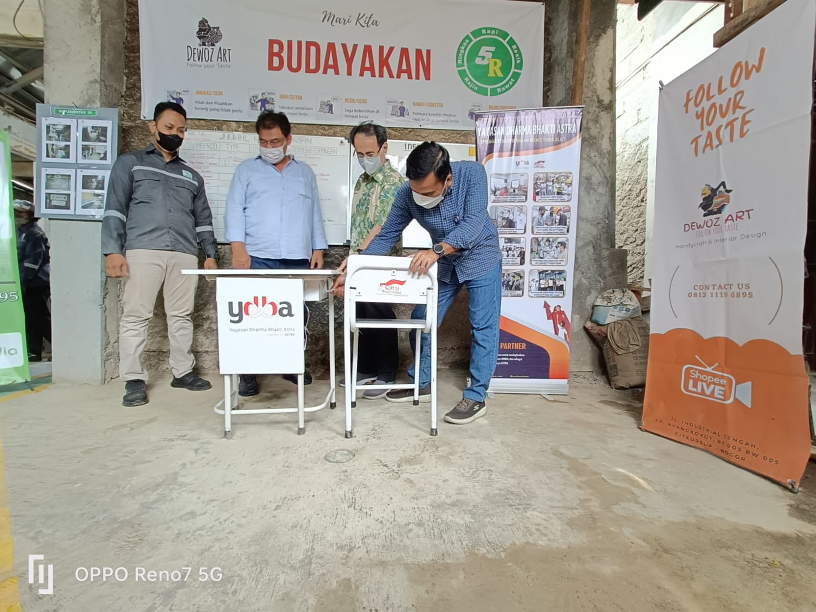 Pemilik Dewoz Art, UMKM Binaan Yayasan Dharma Bhakti Astra (YDBA), Bayu Agusworo (kiri), Ketua Pengurus YDBA, Sigit P. Kumala (kedua kanan); Dept. Head CSR PT Pamapersada Nusantara (Pama), Maidi Irvan (kedua kiri) dan Dept. Head Security External Relations Pama, Gunawan Setiadi (kanan) saat acara kunjungan dan penyerahan produk meja dan kursi oleh Dewoz Art kepada Pama di Tarikolot Bogor, 15 November 2022. dok. Eko S. Hilman. EmitenNews.ate Social Responsibility (CSR) Pama untuk mendukung Pendidikan di Indonesia melalui pengadaan alat sekolah berupa meja dan kursi, Pama berkolaborasi dengan YDBA dalam pengadaan produk yang melibatkan UMKM manufaktur binaan YDBA, yaitu Dewoz Art. Kolaborasi YDBA dengan Pama dalam Mendukung Produk Buatan UMKM Indonesia
