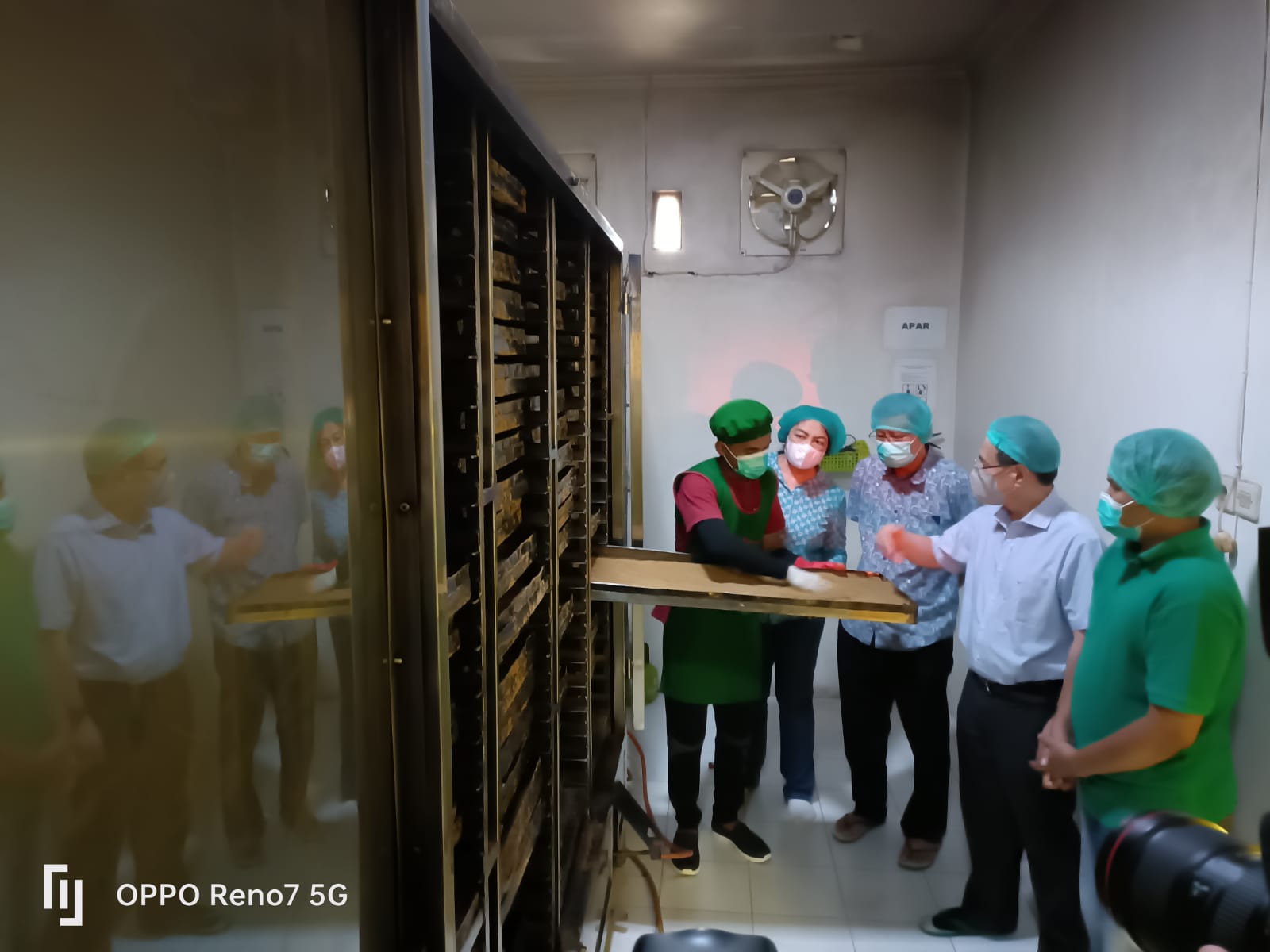 Pemilik UMKM Kuliner Semedo Manise Binaan Yayasan Dharma Bhakti Astra (YDBA), Akhmad Sobirin (kanan) tengah menjelaskan bisnis kulinernya kepada Ketua Pengurus YDBA, Sigit P. Kumala (kiri) serta 4 stakeholder YDBA dari PT Eka Cahaya Tunas Mitra atau dikenal Tokpas, Indonesia Chef Association (ICA), Koperasi 1000 Desa Ekspor Indonesia dan Asosiasi Pengusaha Jasa Boga Indonesia (APJI). Dalam rangka memperkuat kolaborasi yang telah terjalin antara YDBA dengan stakeholder, YDBA menghadirkan 4 stakeholder ke Banyumas dalam rangka link and match bersama UMKM, Kamis, 17 November 2022. dok. ist. Perkuat Kolaborasi, YDBA Hadirkan 4 Stakeholder Dalam Rangka Link and Match Bersama UMKM