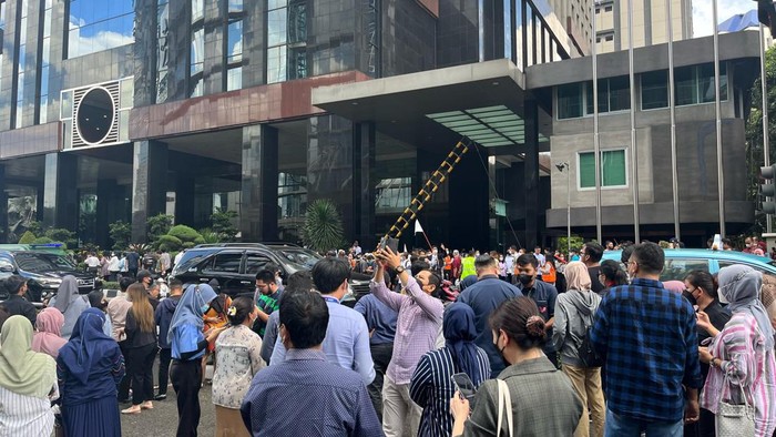 Gempa Cianjur Magnitudo 5,6, Senin, 21 Nov 2022, para karyawan di Jakarta panik berhamburan keluar gedung. dok detiknews. Gempa Cianjur Magnitudo 5,6 Mengguncang, Sidang Kasus Tewasnya Brigadir J Mendadak Riuh