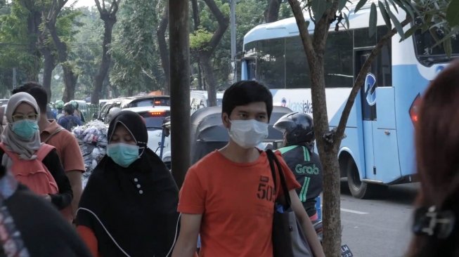 Masker di Ibu kota jakarta suaracom peter rotti. Pandemi Covid-19 Masih Bagikan Kabar Buruk, Hari Ini Kasus Baru 7.222 Penderita