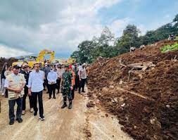 Gempa Cianjur, Presiden tinjau lokasi. dok. Batu Times. Gempa Cianjur, Menteri PUPR Siap Bangun Rumah Warga Dengan Teknologi RISHA