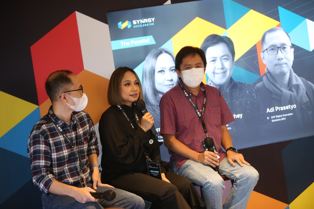 Senior VP Digital Innovation Solution BCA Adi Prasetyo (kiri), EVP Corporate Communication & Social Responsibility BCA Hera F. Haryn (tengah), EVP Application Management IT BCA Thomas Lahey (kanan) dalam pembukaan DemoDay, Kamis, 24 November 2022. dok. ist. DemoDay BCA SYNRGY Accelerator 2022 Tampilkan Peserta Terbaik