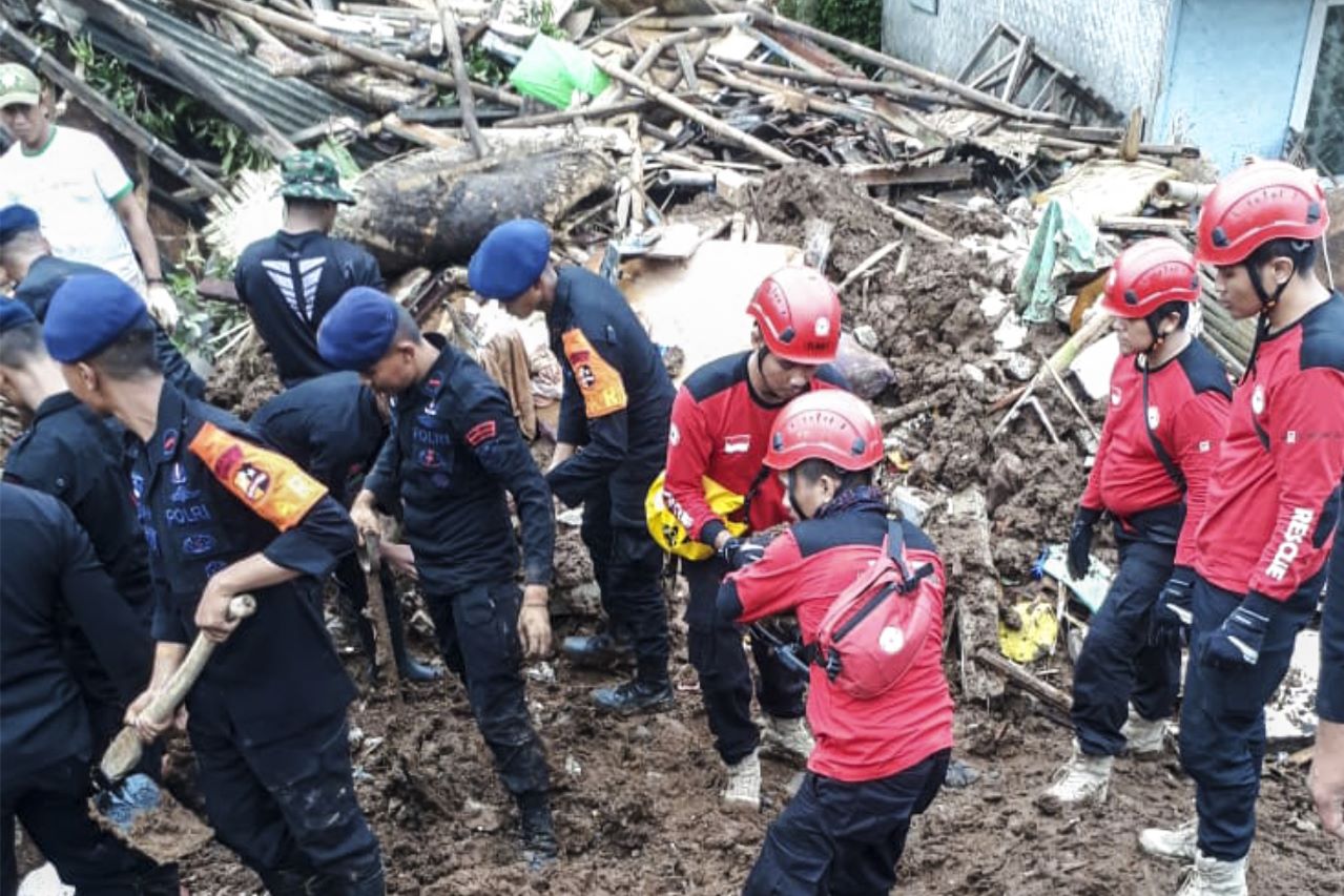 Tim Reaksi Cepat (TRC) Semen Padang (SIG Group) bersama Kepolisian dan TNI melakukan pencarian korban gempa bumi di Kabupaten Cianjur, Jawa Barat. dok. ist. SIG Kirimkan Tim Reaksi Cepat Salurkan Bantuan untuk Korban Bencana Gempa Bumi Cianjur