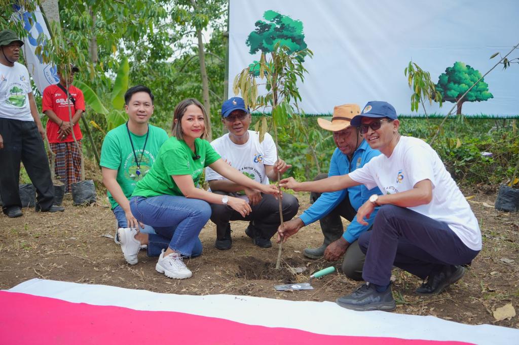 (kiri ke kanan) EVP Corporate Communication & Social Responsibility BCA Hera F. Haryn, Bupati Lombok Barat H. Fauzan Khalid, Kepala KCU BCA Cakranegara Indrawanto Sahama, Ketua Kelompok Tani Wana Sasak Lestari Alsyah, Kepala Dinas Lingkungan dan Kehutanan Pemerintah Provinsi NTB Julmansyah menanam pohon dalam kegiatan penanaman 1.000 pohon Durian yang diinisiasi oleh BCA di Lombok Barat, Selasa (29/11/2022). dok. ist. Kolaborasi dengan Pemda BCA Tanam 1.000 Pohon Durian di Gunung Sasak, Lombok Barat
