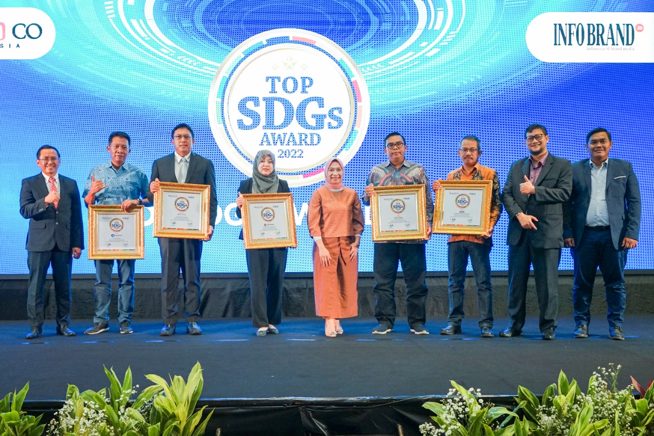 SD Project Sr. Specialiast SIG, Slamet Mursidiarso (Ketiga kanan) menerima penghargaan Top Sustainable Development Goals (SDGs) 2022 pada ajang Top SDGs Award 2022, yang diselenggarkan TRAS N CO Indonesia dan INFOBRAND.ID di Hotel Sultan, Jakarta, Rabu, 30 November 2022. SIG dinilai berhasil menerapkan Tujuan Pembangunan Berkelanjutan (SDGs) dalam strategi bisnis Perusahaan dan berkontribusi terhadap pencapaian 17 poin (SDGs). dok. ist. TOP SDGs Award 2022: SIG Raih Penghargaan Top Sustainable Development Goals