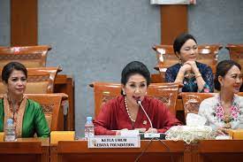 Kebaya ibu-ibu berkebaya di DPR. dok. Poskota. Pemerintah akan Daftarkan Kebaya Melalui Jalur Single Nomination, Ini Saran Dosen Unair