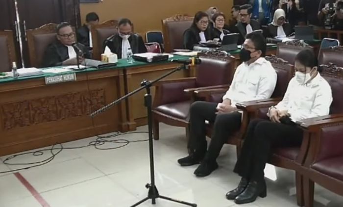 Ferdy Sambo dan Putri Candrawathi di persidangan. dok2. Okezone. Ferdy Sambo Ungkap, Istrinya Putri Candrawathi Diperkosa jadi Motif Pembunuhan Brigadir J