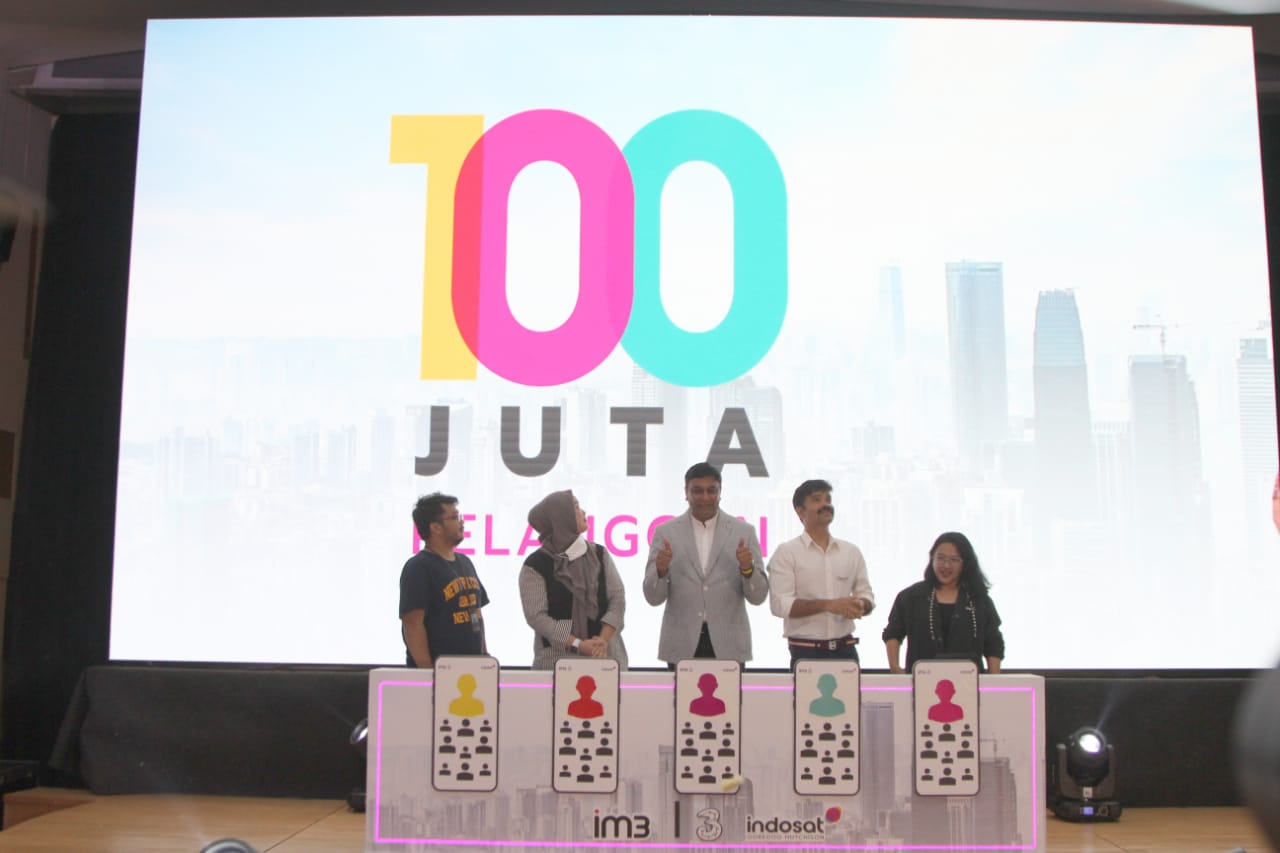 President Director & CEO IOH Vikram Sinha (kedua kiri), Director & Chief Regulatory Officer IOH Muhammad Buldansyah (paling kiri), Director & Chief Human Resources Officer IOH Irsyad Sahroni (kedua kanan) Chief Commercial Officer IOH Ritesh Singh (ketiga kanan), Chief Technology Officer IOH Desmond Cheung (paling kanan) bersama pelanggan ke-100 Juta saat Perayaan 100 Juta Pelanggan di Jakarta, Jumat (9/12/2022). dok. ist. Hadirkan Promo Spesial, Indosat Ooredoo Rayakan Pencapaian 100 Juta Pelanggan