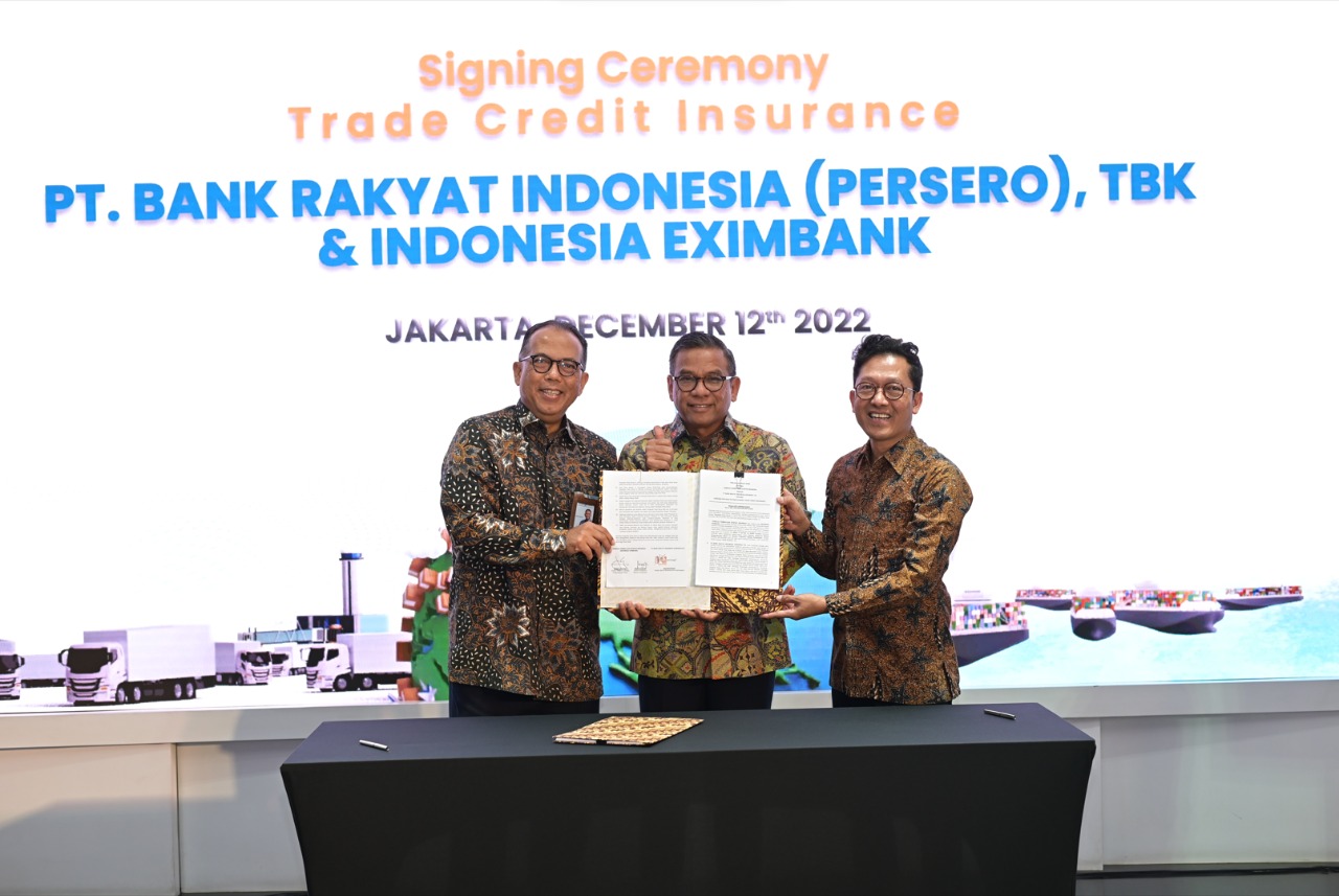Penandatanganan Perjanjian Kerjasama antara Director of Institutional & Wholesale Business BRI Agus Noorsanto dengan Direktur Pelaksana Bidang Pengembangan Bisnis Indonesia Eximbank Maqin U Norhadi dan Direktur Pelaksana Bidang Pembiayaan Indonesia Eximbank Dikdik Yustandi, turut disaksikan Direktur PT Bringin Sejahtera Makmur RG Kristianto di Jakarta, Senin (12/12/2022). Dorong Ekspor Nasional, BRI Wujudkan Kerja Sama dengan Indonesia Eximbank