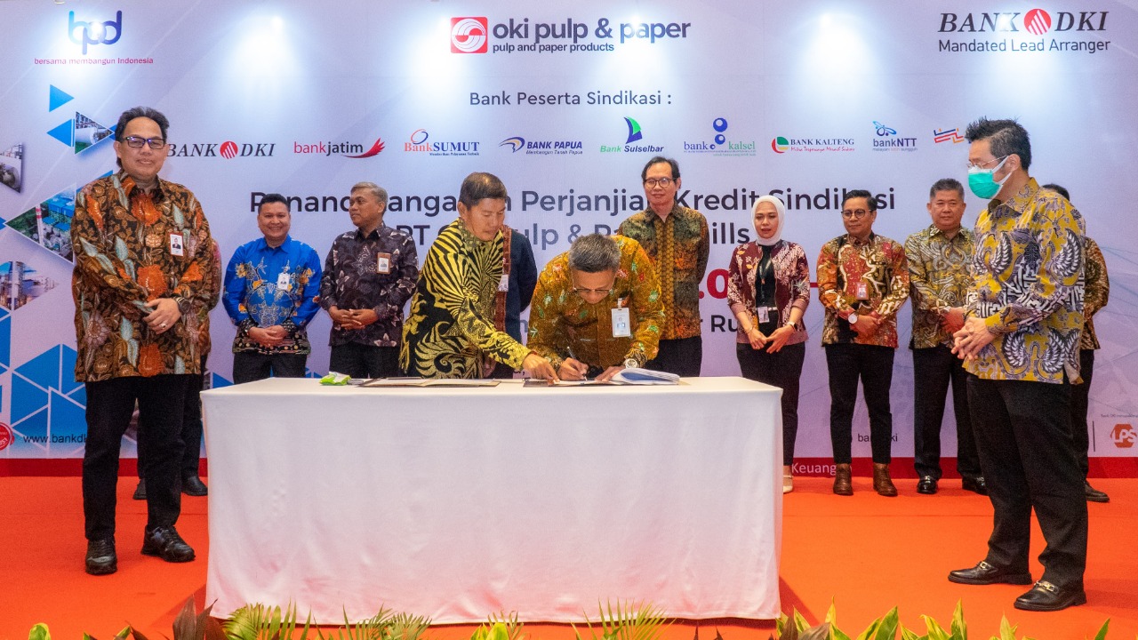 Direktur Komersial dan Kelembagaan Bank DKI, Herry Djufraini menandatangani Perjanjian Kredit Sindikasi Rp1,5 triliun kepada PT Oki Pulp & Paper Mills itu. Penandatanganan itu disaksikan oleh Direktur Utama Bank DKI, Fidri Arnaldy, dan Kurniawan Yuwono, Direksi PT Purinusa Eka Persada. dok. ist. Bank DKI Pimpin Sindikasi 9 BPD Salurkan Kredit Rp1,5 Triliun ke Oki Pulp Paper & Mills