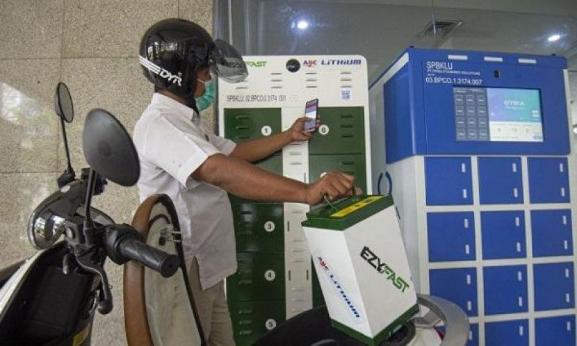 Motor listrik penggantian baterai sepeda motor listrik di stasiun penukaran baterai. Dok. Sinar Harapan. Ajak Masyarakat Beli Kendaraan Listrik, Pemerintah Sediakan Subsidi Besar