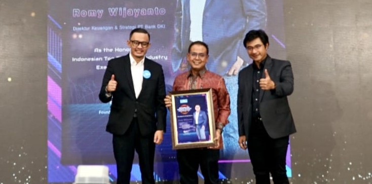 Direktur Keuangan & Strategi Bank DKI, Romy Wijayanto menerima penghargaan sebagai The Top 20 Financial Services Executives 2022, yang diberikan pada gelaran Indonesia Top Financial Industry 2022, oleh Majalah The Iconomics, di Jakarta, Jumat (16/12/2022). dok. ist. Bank DKI Raih The Top 20 Financial Services 2022