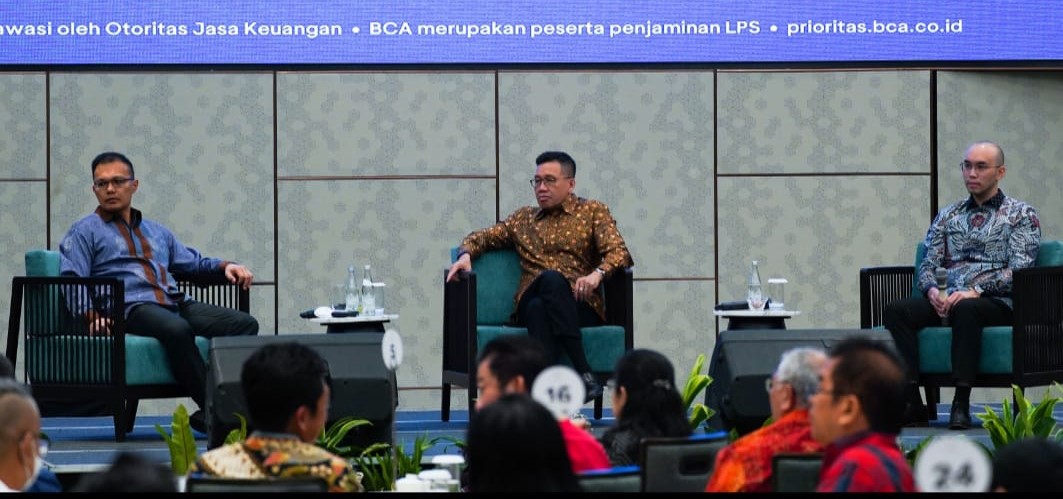 Direktur PT Bank Central Asia Tbk (BBCA), atau BCA Haryanto T. Budiman (tengah) bersama Ekonom BCA David Sumual (kiri) di tengah paparan economy outlook 2023 yang digelar di Semarang. dok. ist. Sambut Tahun Baru, BCA Gelar Economic Outlook 2023
