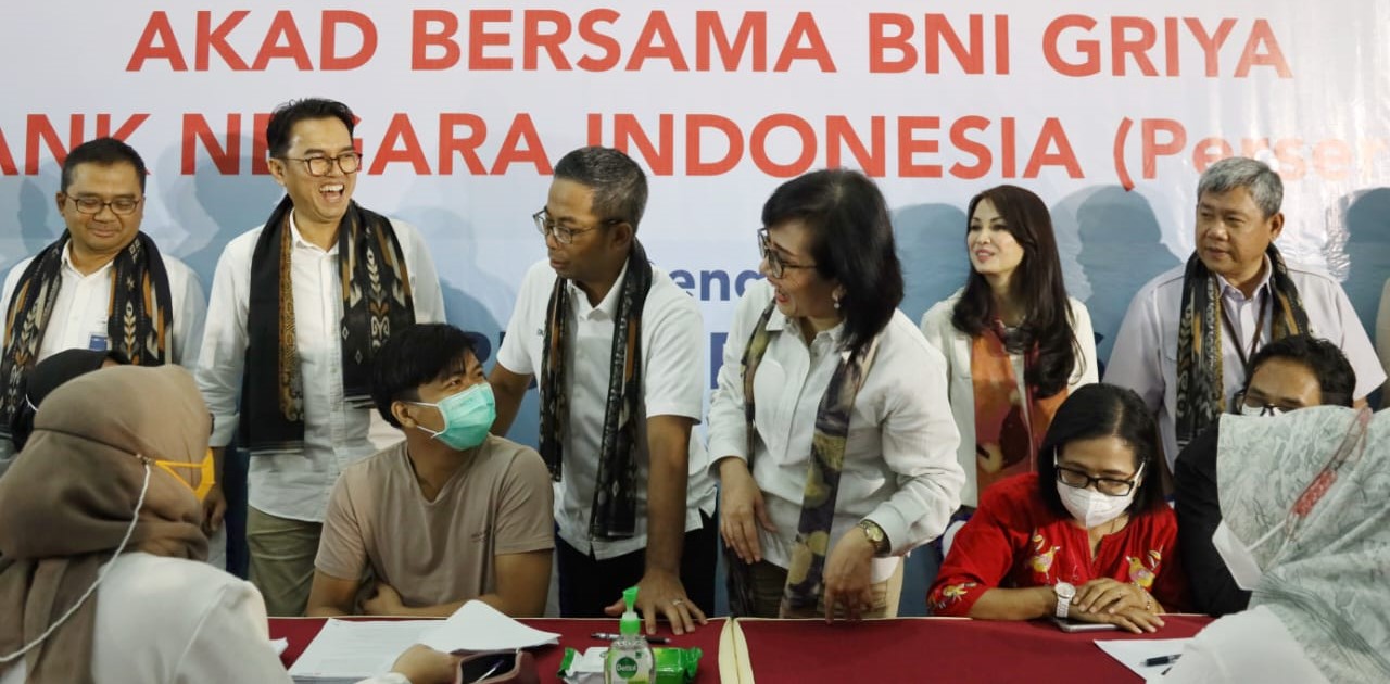 PT Bank Negara Indonesia (Persero) Tbk (BBNI), dan Perum Perumnas melaksanakan seremonial akad massal bersama 276 konsumen Perumnas, di BNI Kantor Wilayah 12, Jakarta, Rabu, 21 Desember 2022, dihadiri Direktur Network & Services BNI Ronny Venir dan Direktur Pemasaran Perumnas Tambok Setyawati. dok. ist. BNI Griya Gelar Akad Massal Bersama Perumnas