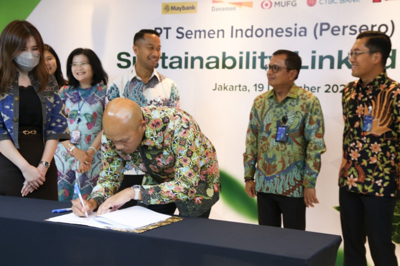 *FotSIG dan SBI melakukan penandatanganan Perjanjian Kredit Sindikasi Sustainability Linked Loan (“SLL”) dengan 12 (dua belas) perbankan sebagai kreditur yang merupakan salah satu program untuk mewujudkan komitmen terhadap implementasi prinsip ESG di Jakarta, Senin (19/12). Wujudkan ESG, SIG dan SBI Teken Perjanjian Kredit SSL dengan 12 Perbankan