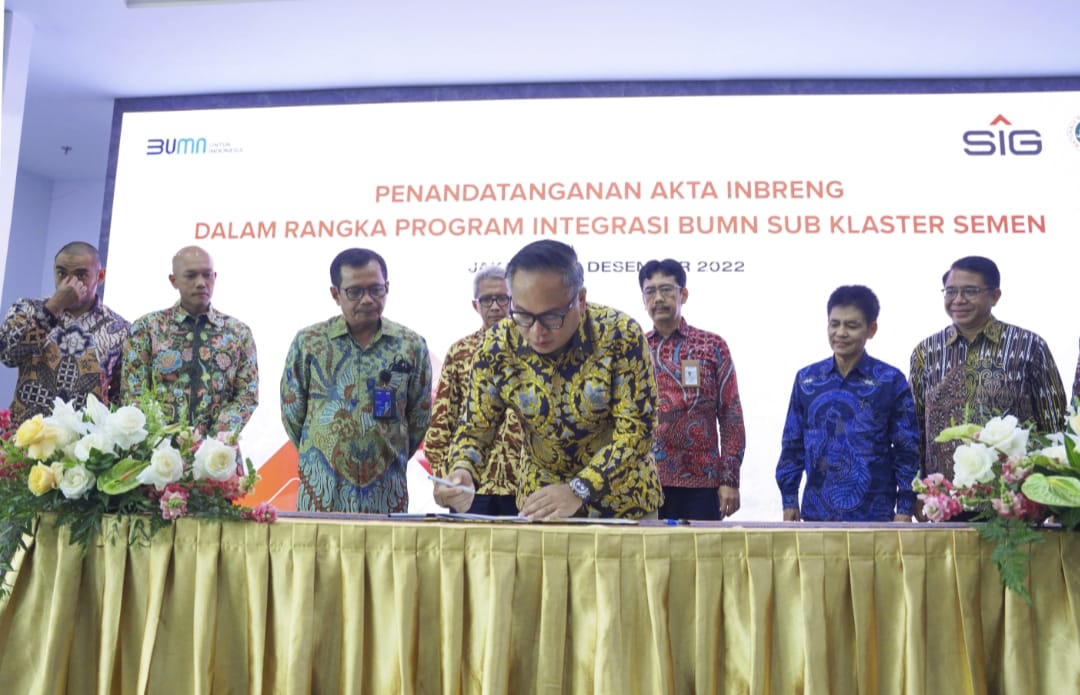 Wakil Menteri BUMN II, Kartika Wirjoatmodjo menandatangani Akta Inbreng dalam rangka program integrasi BUMN Sub Klaster Semen, di Kantor Kementerian BUMN, Jakarta, Senin (19/12/2022).. Resmi! Pemerintah Alihkan 75,51 Persen Saham Semen Baturaja ke SIG
