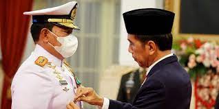 Presiden Jokowi lantik Laksdya Muhammad Ali jadi KSAL. dok. BPMI Setpres. Dilantik Presiden Jokowi jadi KSAL, Simak Perjalanan Karier Laksdya Muhammad Ali