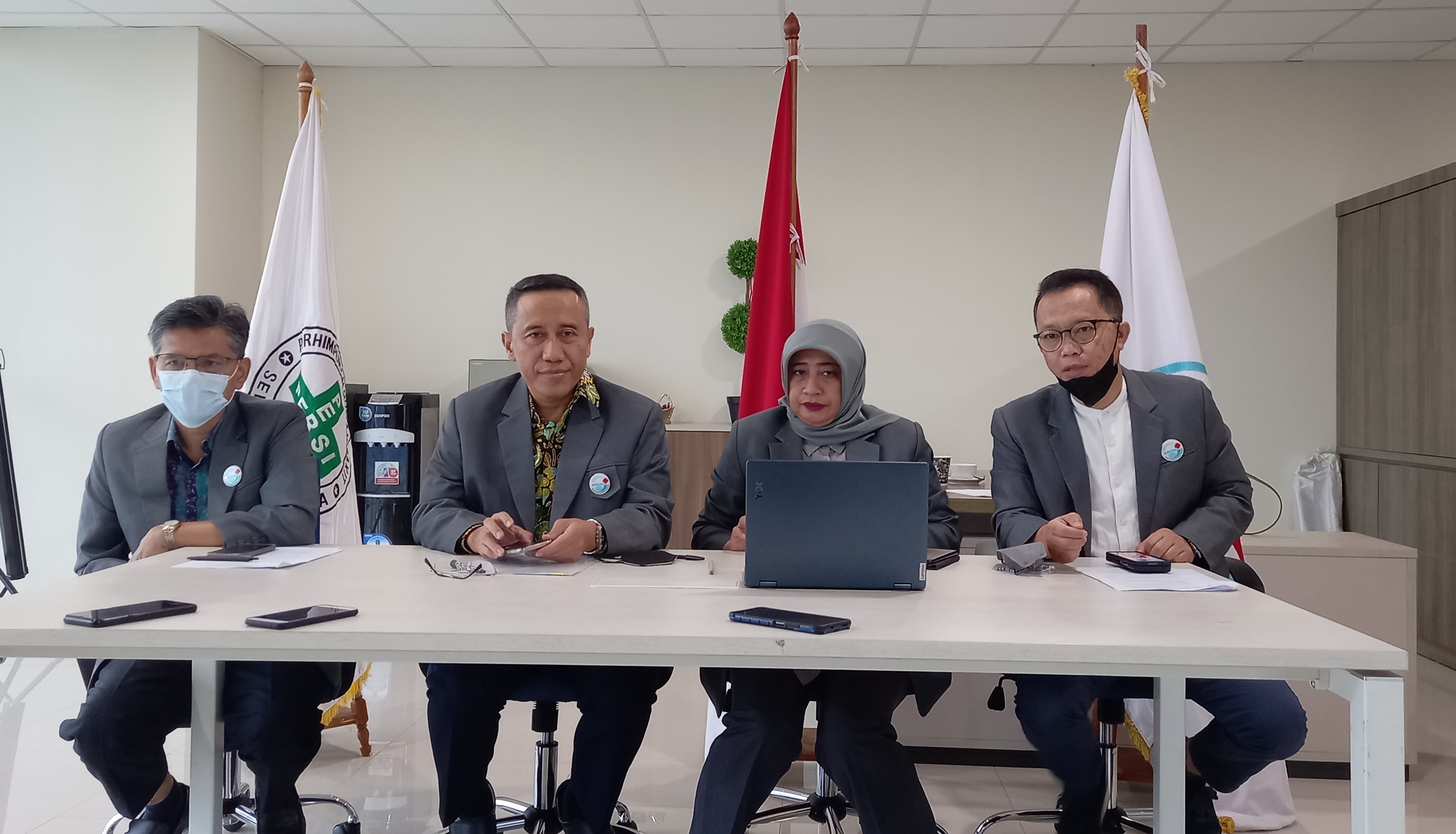Kiri-kanan: Jajaran pengurus ARSSI Fajaruddin Sihombing, ketua ARSSI drg. Iing Ichsan Hanafi, MARS, MH. Sekjen dr. Noor Arida Sofiana, MBA., MH dalam konfrensi pers akhir tahun 2022. Foto/Rizki EmitenNews Refleksi Akhir Tahun 2022, Transformasi Sistem Kesehatan dan Program JKN