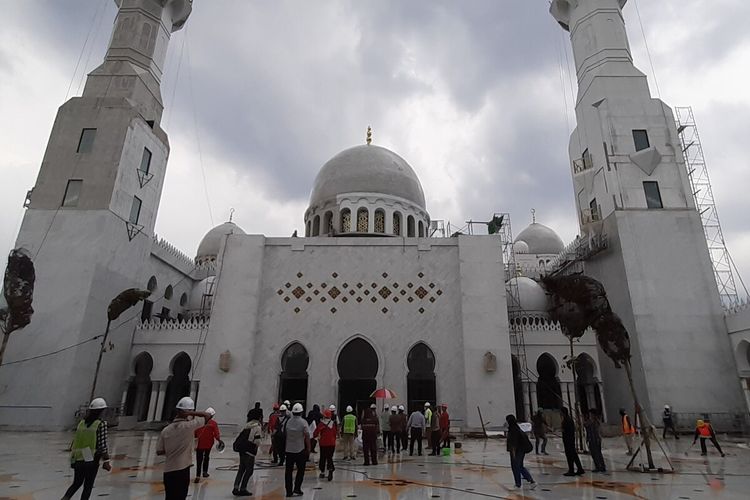 Pembangunan Masjid Raya Sheikh Zayed di Kelurahan Gilingan, Kecamatan Banjarsari, Solo, Jawa Tengah. dok. KOMPAS.com. LABIB ZAMANI. Ini Kebaikan Presiden UEA, Usai Kunjungan Gibran Kota Solo dapat Banyak Hibah