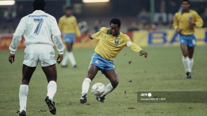Pele menggocek bola dalam file foto pada 31 Oktober 1990. dok. AFP.. Pele Meninggal Setelah tak Kuat Melawan Kanker, Harta Kekayaannya Capai Rp1,5 Triliun