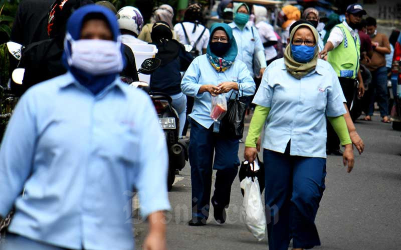 Para pekerja dok Bisnis. Presiden Terbitkan Perppu Cipta Kerja, Simak Aturan Soal Pekerja Kontrak