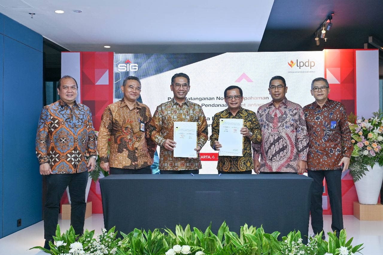 SIG dan LPDP melakukan penandatanganan Nota Kesepahaman (Memorandum of Understanding/MoU) kerja sama pendanaan riset untuk mendukung aktivitas penelitian dan pengembangan sparepart pabrik milik SIG. dok. ist. Tingkatkan P3DN, SMGR dan LPDP Jalin Kerja Sama Pendanaan Riset Sparepart Pabrik SIG