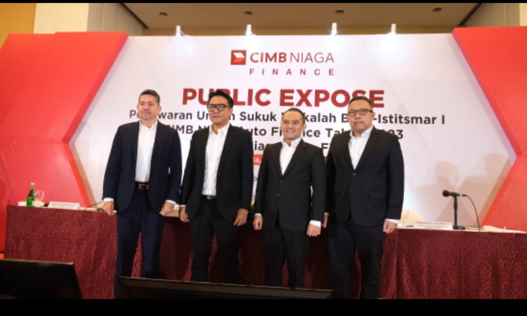 Dari kiri-kanan Direktur PT CIMB Niaga Sekuritas Martin Simorangkir, Presiden Direktur PT CIMB Niara Auto Finance Ristiawan Suherman, Direktur Keuangan dan Strategi PT CIMB Niaga Auto Finance Imron Rosyadi, Direktur Head of Investment Banking Primonanto Budi Atmojo. dok. ist. CIMB Niaga Finance Rilis Sukuk Rp1 Triliun