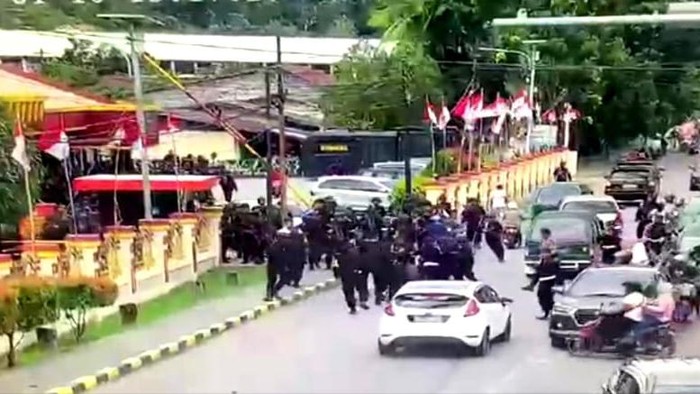 Lukas Enembe massa loyalisnya menggeruduk Mako Brimob di Jayapura, Selasa 10 Januari 2023. dok. ist. detiknews. Ricuh Pascapenangkapan Lukas Enembe, 1 Orang Simpatisan Meninggal Tertembak
