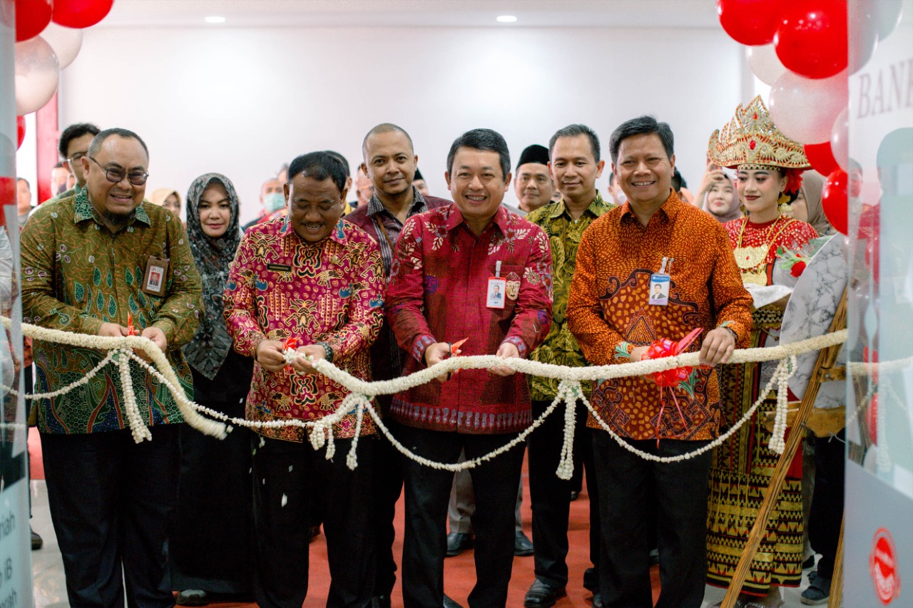 Kepala OJK Provinsi Lampung, Bambang Hermanto (kiri), Asisten 1 Bidang Pemerintahan dan Kesra Pemerintah Kota Bandar Lampung, Dr. Khaidarmansyah, S.H. M.Pd. (kiri-tengah), Direktur Teknologi dan Operasional PT Bank DKI, Amirul Wicaksono (kanan-tengah), dan Kepala Perwakilan Bank Indonesia Lampung, Budiyono (kanan), melakukan pemotongan pita sebagai simbolis peresmian Kantor Cabang Bank DKI Lampung, Kamis (12/1/2023). dok. ist. Bank DKI Resmikan Kantor Cabang Lampung dan Kantor Cabang Syariah Lampung