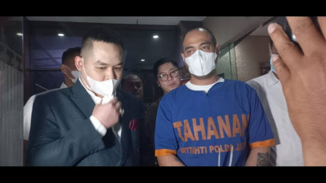Ferry Irawan (rompi biru) ditahan Polda Jawa Timur. dok. VIVA. Jadi Tersangka KDRT dan Ditahan, Ferry Irawan Tekankan Venna Melinda Masih Istri Sahnya