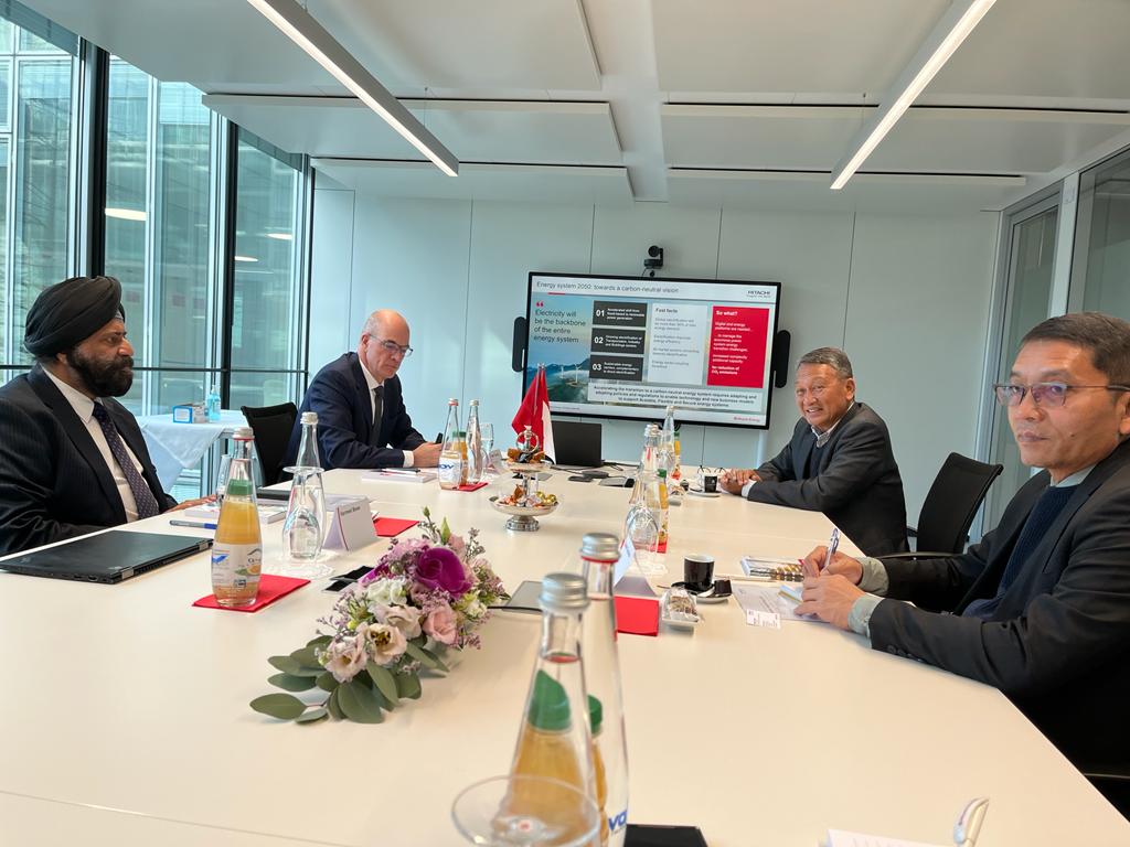 Terima Menteri ESDM, CEO Hitachi Energy Siap Dukung Transisi Energi di Indonesia