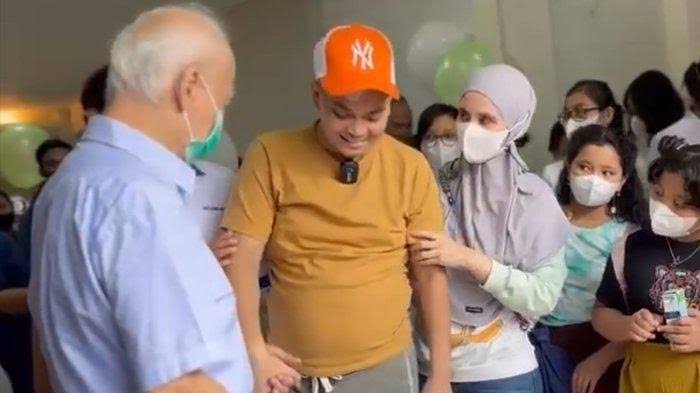 Indra Bekti sudah boleh pulang setelah dirawat di rumah sakit. dok. Tribunnew. Hampir Sebulan Dirawat Indra Bekti Pulang, Empat Bulan ke Depan Dilarang Terima Job