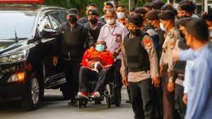 Lukas Enembe (di kursi roda) dibawa ke gedung KPK, Kamis, 12 Januari 2023. dok. Suara. Kembalikan Duit Dugaan Suap Rp 1 Miliar, Simpatisan Lukas Enembe Buka Penggalangan Dana