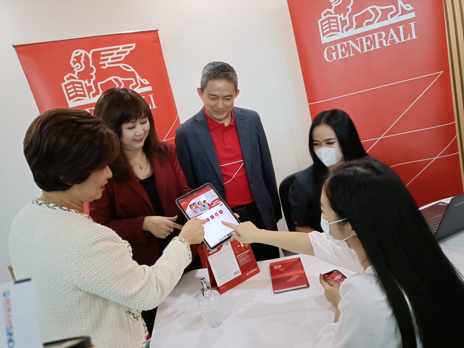 Manajemen Generali Indonesia, (Ki-Ka) Netty Chan (Corporate Solutions Group Head), Jutany Japit (Direktur & Chief Operation Officer) dan Sastradinata (Chief Agency Officer) berbincang dengan Customer Care yang melayani nasabah di kantor Generali Indonesia, Generali Tower, Jakarta. dok. ist. Tren Penyakit Kritis Meningkat, Generali Indonesia Bayarkan Total Klaim Rp903,7 Miliar