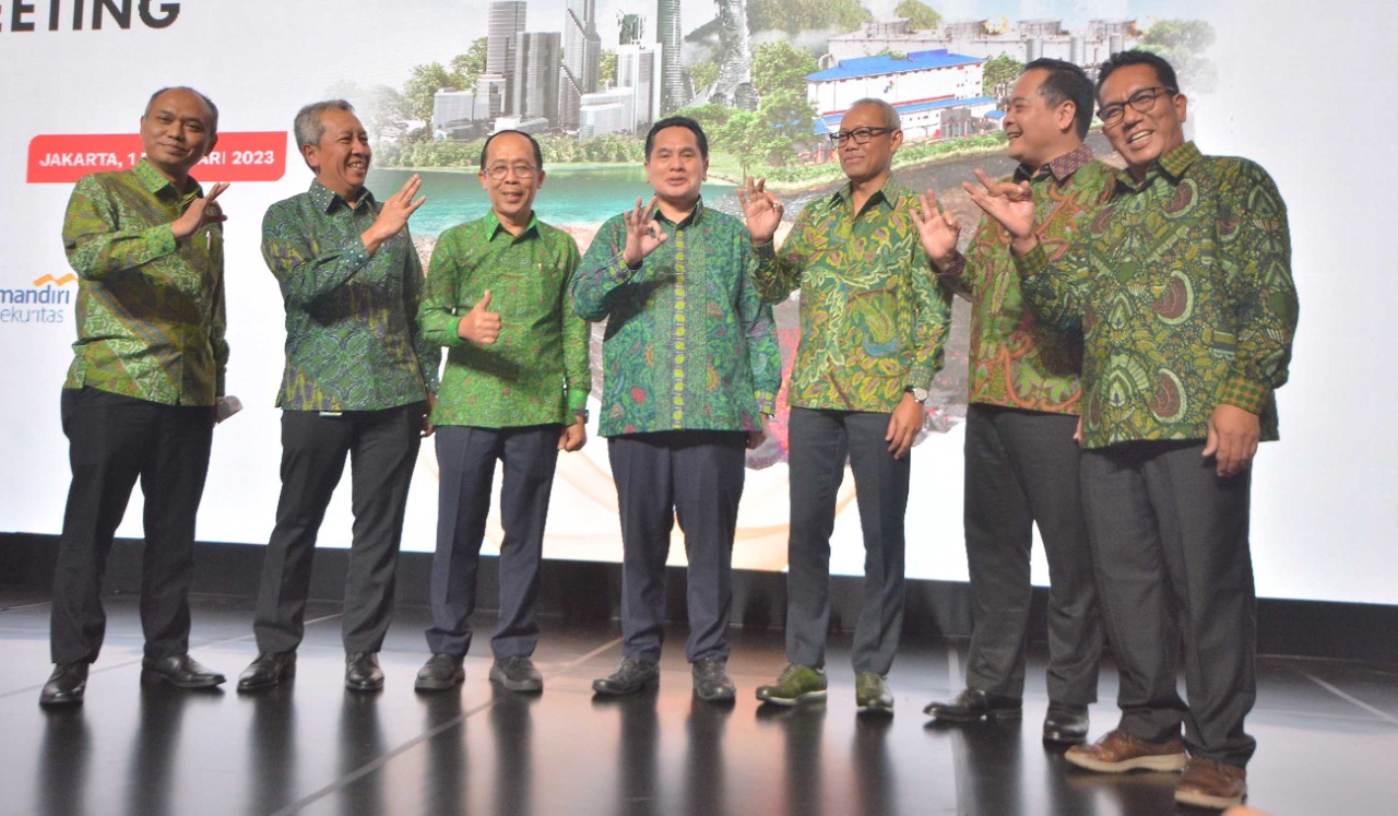 Kiri - Kanan 1. Rachmat Hidajat : Direktur Eksplorasi dan Pengembangan 2. Eko Agung Bramantyo : Direktur Operasi 3. Harris : Komisaris 4. Sarman Simanjorang : Komisaris Utama dan Independen 5. Ahmad Yuniarto : Direktur Utama 6. Nelwin Aldriansyah : Direktur Keuangan 7. Samsul Hidayat : Komisaris Independen. dok. Eko Hilman. Tawarkan 25 Persen Saham ke Publik, Pertamina Geothermal Energy (PGE) Bookbuilding IPO