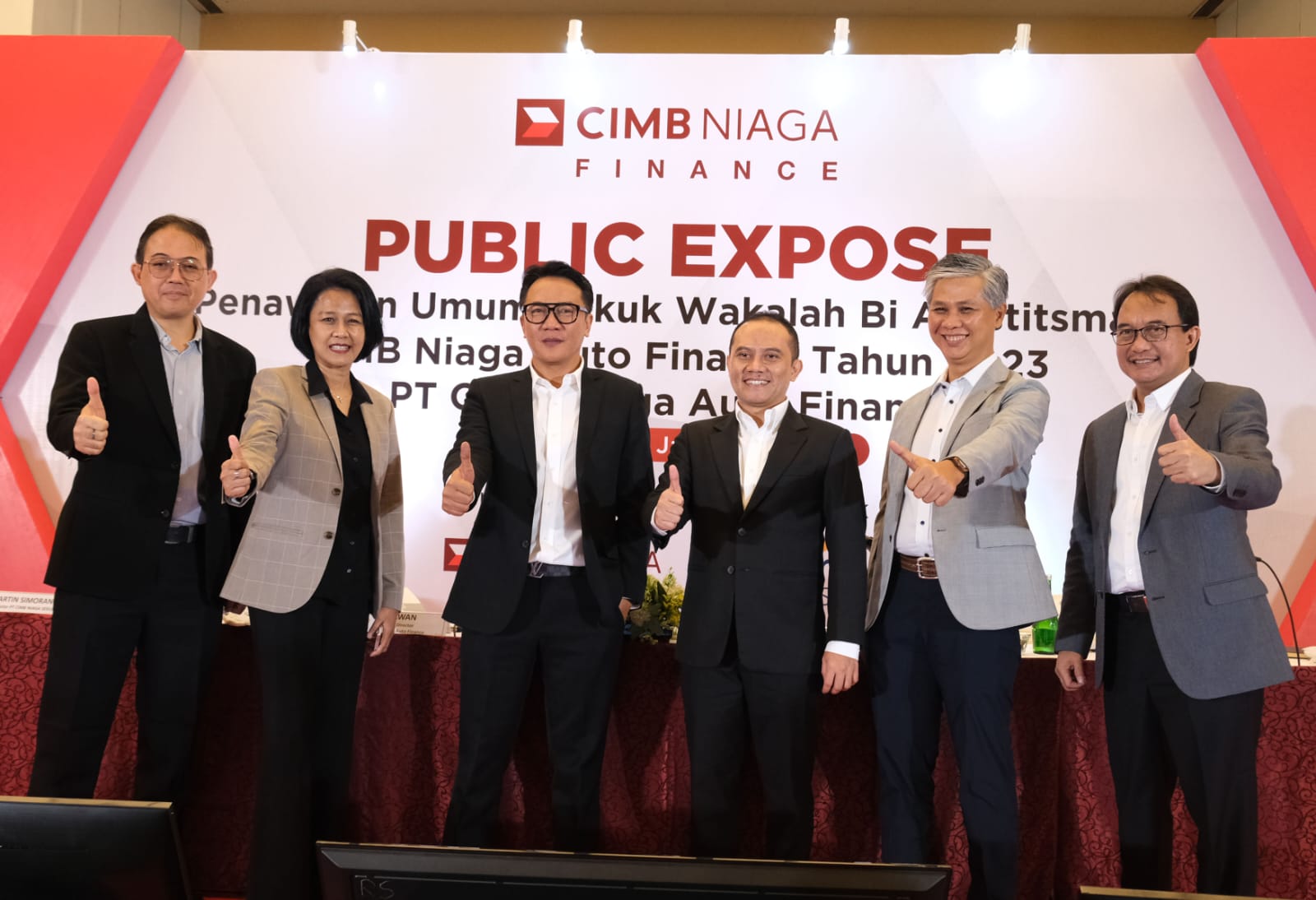 Dari kiri-kanan:Tunto Hardani - Chief Audit Executive PT CIMB Niaga Auto Finance, Iris Savitri - Chief of operation PT CIMB Niaga Auto Finance, Ristiawan Suherman - President Director PT CIMB Niaga Auto Finance, Imron Rosyadi Finance & Strategy Director PT CIMB Niaga Auto Finance, Antonius Herdaru - Credit & Risk Director PT CIMB Niaga Auto Finance, Danis Bimawan - Collection & Recovery PT CIMB Niaga Auto Finance. *** Sukuk CIMB Niaga Finance Oversubscribed 4,6 Kali